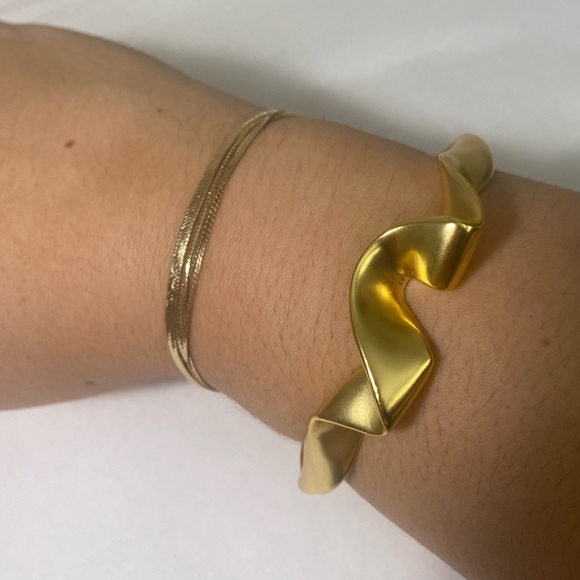 ⬇️🔴 MADEWELL gold plated twisted artisan bangle bracelet - Picture 2 of 10